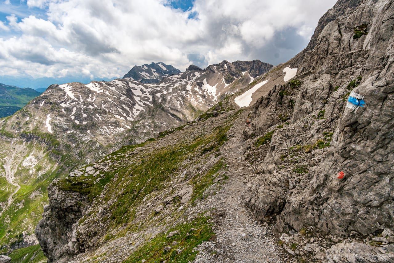 Ein spektakulärer Bergsteigpfad fährt durch eine enge Schlucht mit steilen Felswänden.