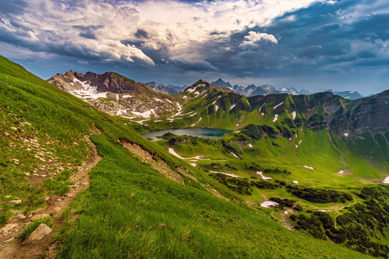 Alpenlandschaft mit Bergsee und Gipfeln