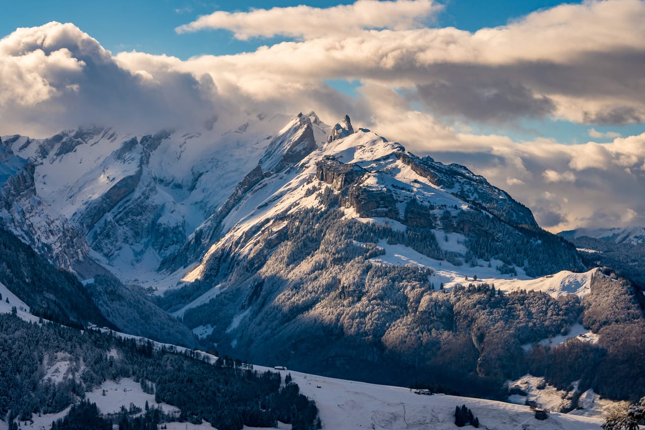 Alpengipfel im Wintersonnenlicht