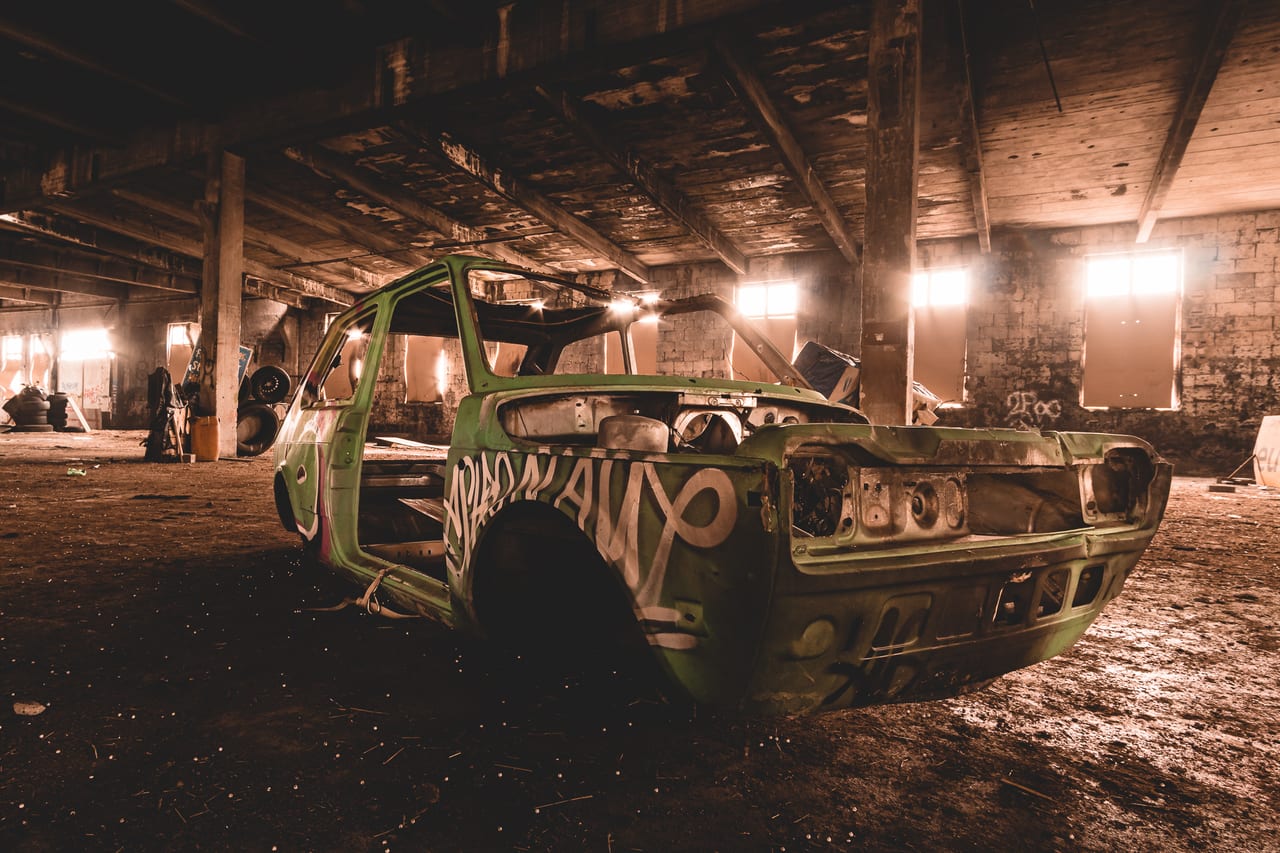 Eine stark beschädigte, grün lackierte Autokarosserie