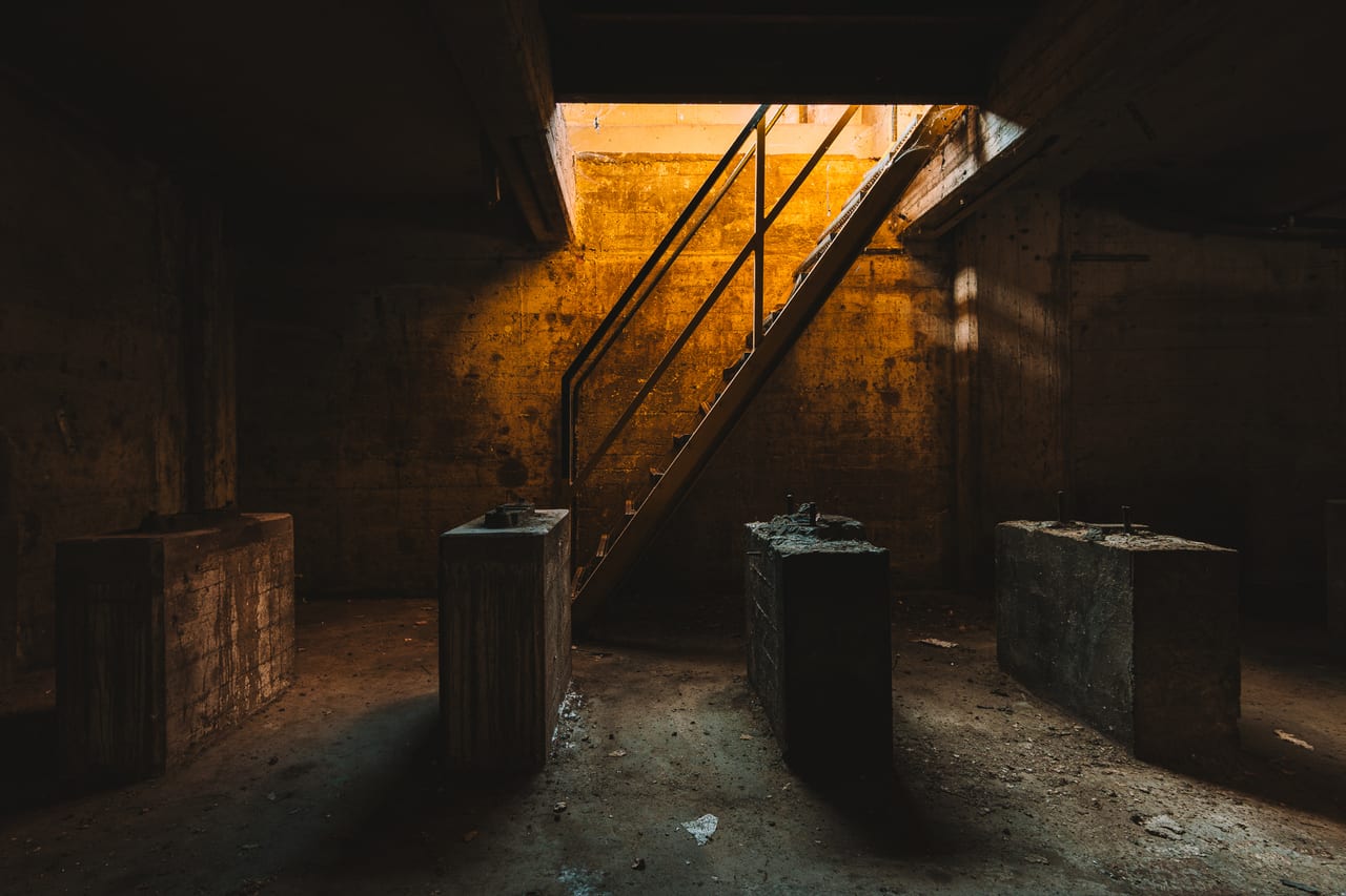 Verfallene Industriehalle mit Betonsäulen