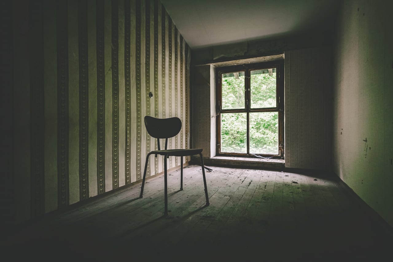 Verlassenes Zimmer mit Stuhl